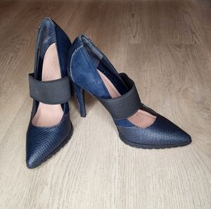 Simply Vera, Vera Wang Women 7 Heels, Navy With Pointed Toe